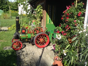 Vor dem Dampfschuppen im Garten